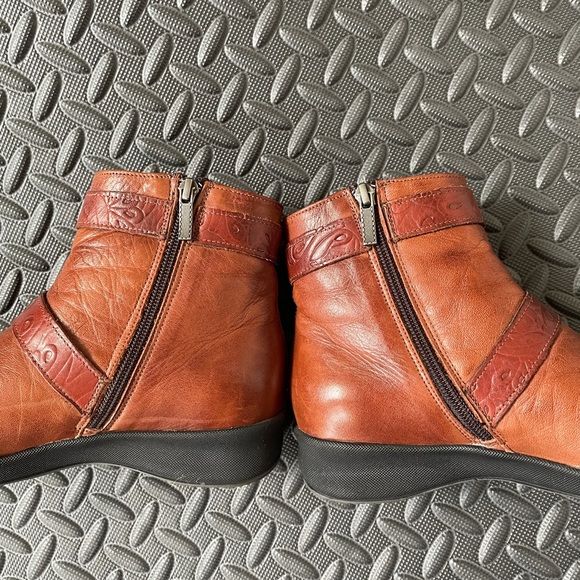 Leather Ankle boots with inside zippers and floral patterns - Picture 9 of 14